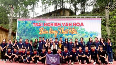 Thầy và trò trường THCS Như Quỳnh tham gia trải nghiệm tại khu bảo tồn nhà sàn dân tộc Tày - Thái Hải - Thái Nguyên