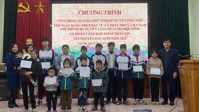Trường THCS thị trấn Như Quỳnh cùng các cấp lãnh đạo, các ban ngành đoàn thể, phụ huynh học sinh tặng quà tết cho học sinh nghèo
